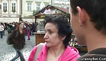 عیار پرپشت حریص نبود و پسر را با یک دانلود کلیپ سکس بدون فیلتر همسایه با تجربه به اشتراک گذاشت