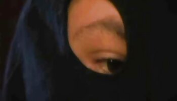 کارمند مشتری را فریب می دهد ، در حالی که عروس لباس می پوشد فيلم سكسي بدون فيلتر